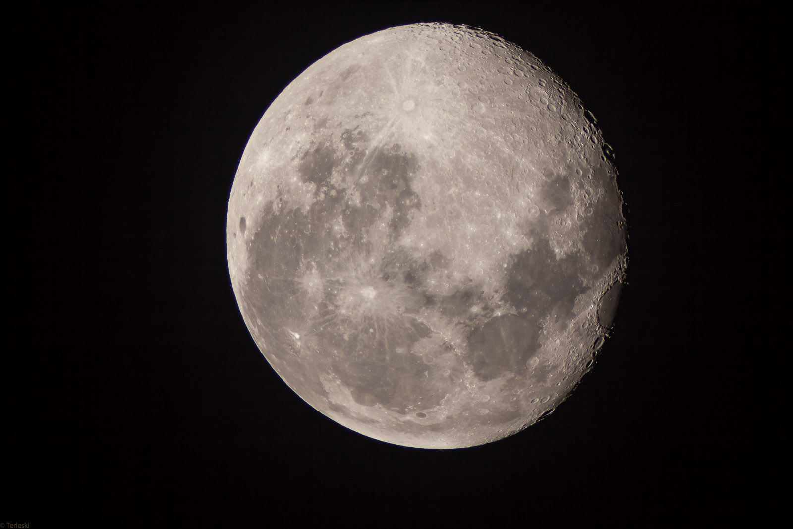 Видео снятой луны. На темной стороне Луны. Фото Луны на фотоаппарат. Луна снятая на телефон. Фотографии Луны с камеры.